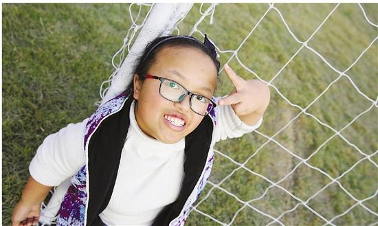 衢州女孩患侏儒症身高不足1.3米 乐观笑对袖珍