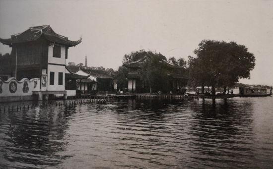 图为:20世纪20年代的平湖秋月。(翻拍) 王刚 摄