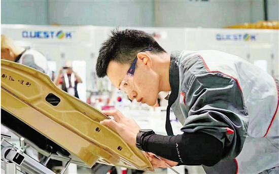 蒋应成在进行喷漆工艺作业。
