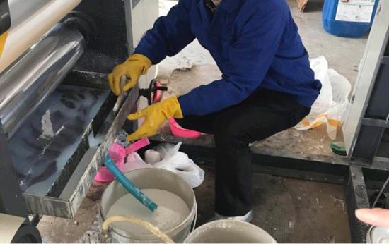 生产假冒烟具现场卫生环境恶劣。义乌烟草局供图