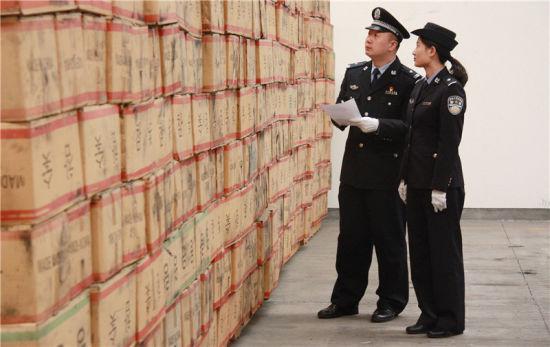图为宁波海关查看涉案的走私木炭 林霖 摄