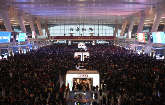 图为:浙江杭州火车东站候车厅内,大量的旅客等待着登车。王刚摄