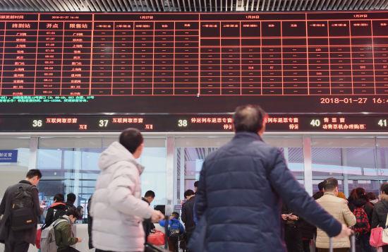 图为:浙江杭州火车东站大屏幕上,多趟列车显示停运。王刚摄