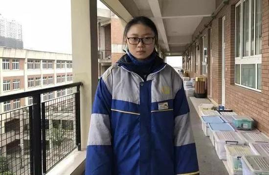 在课堂上看课外书是她的“特权”