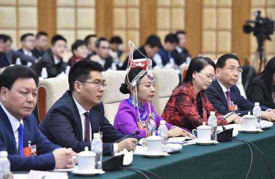 5日下午,浙江代表团在驻地举行全体会议,审议李克强总理代表国务院所作的政府工作报告。浙江新闻客户端记者 梁臻 摄