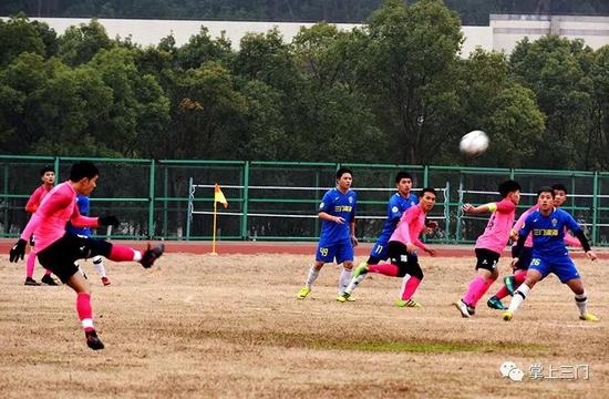 台州三门县2018贺岁杯足球赛在三门中学体育