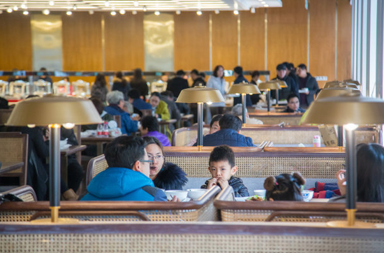 浙大老食堂变身高颜值网红 自助餐刷脸就能吃