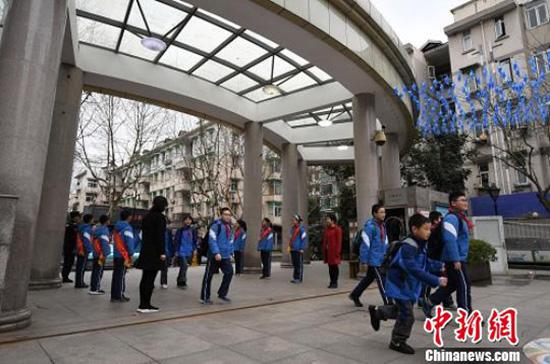 学生进入校园。王刚 摄