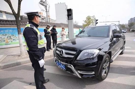 赵某驾驶的奔驰车