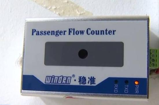 (图:这个设备就是用来检测公厕人流量的)