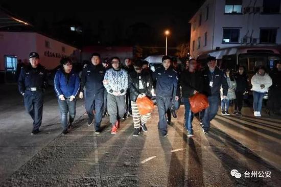 男友的手机被催款短信“轰炸”