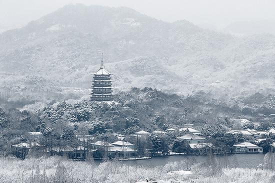 2018年1月26日,杭州,西湖雪后“素颜”美。 视觉中国 图