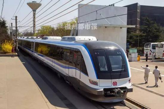 温州S1线首列市域动车组的车头造型以及外观,设计灵感来自于海豚的流线特征。