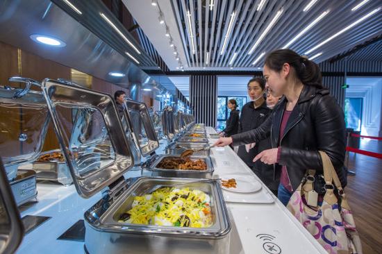 浙大老食堂变身高颜值网红 自助餐刷脸就能吃