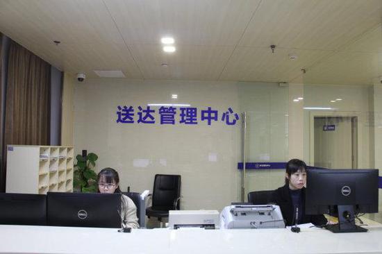 台州中院送达管理中心工作人员正在使用智能送达平台获取最优送达方式。杨琛琛 摄
