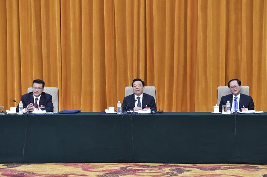 5日下午,浙江代表团在驻地举行全体会议,审议李克强总理代表国务院所作的政府工作报告。王晨讲话,车俊、袁家军出席。梁臻 摄