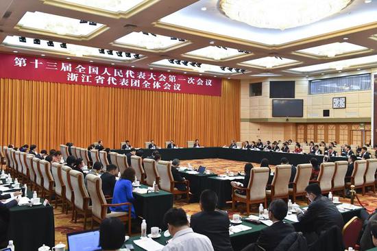 5日下午,浙江代表团在驻地举行全体会议,审议李克强总理代表国务院所作的政府工作报告。梁臻 摄