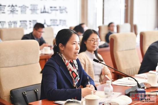 周慧代表发言。