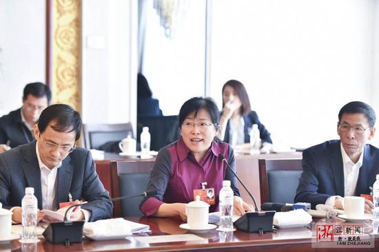 张咏梅代表发言。