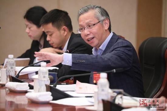 方剑乔代表发言。