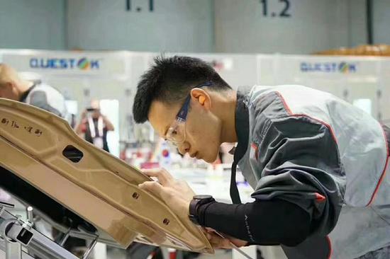 正在进行喷漆工艺作业的蒋应成