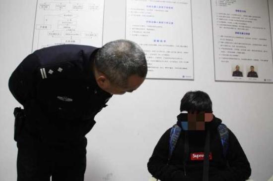 男孩自称姓叶,已经16岁了,是建德人,这次来富阳是想找一份适合的工作。