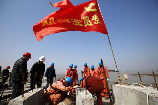 图为海缆敷设现场。 姚峰 摄