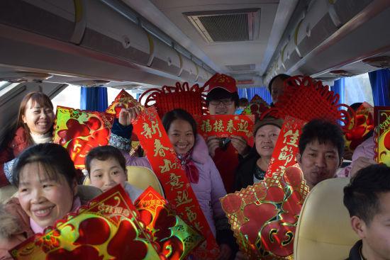 返乡员工们手里的春联 俞晓勤 摄