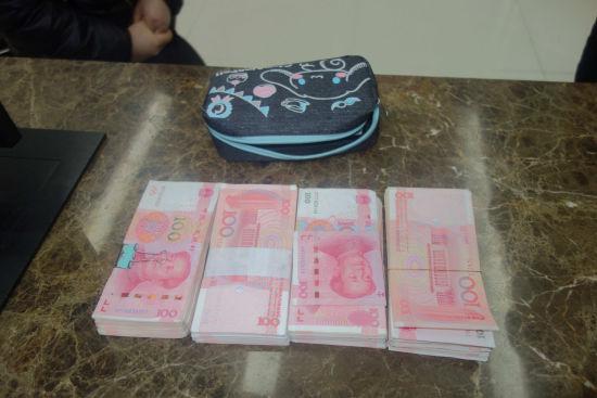 失而复得的4万元现金 彭梁平 摄