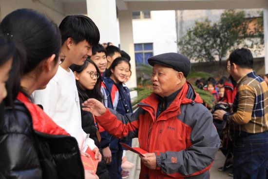 王汉清给学生们补发奖学金 受访者提供