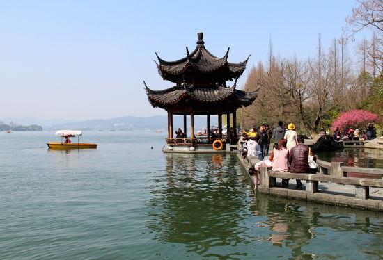 图为:春色宜人的西湖景区。 柱子 摄