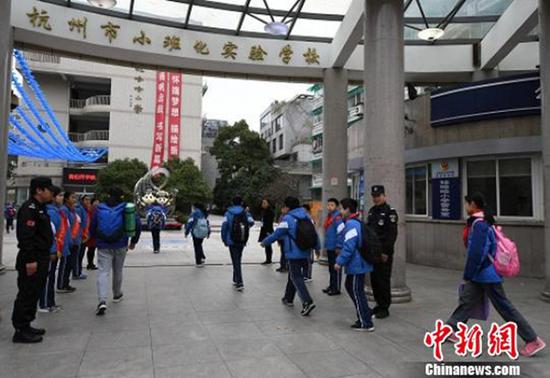 8点10分左右,学生陆续进入校门。