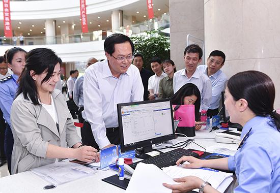 2017年5月10日,浙江省委书记车俊(左二)赴舟山考察自贸试验区“单一窗口”建设和“最多跑一次”改革情况。