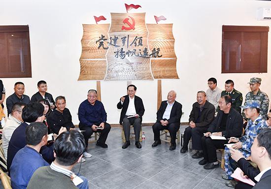 2017年11月2日,浙江省委书记车俊赴台州椒江区大陈镇党群服务中心调研,为基层干部群众宣讲党的十九大精神。