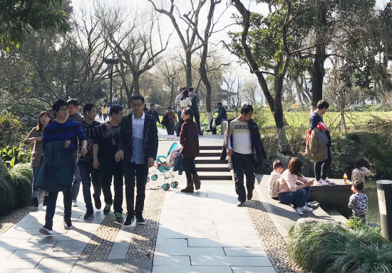 杭州西湖边游玩健身的人们。(图文无关) 张斌 摄