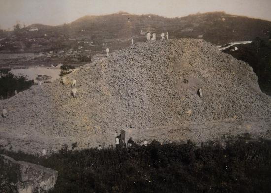 图为:1924年的雷峰塔遗址。(翻拍) 王刚 摄