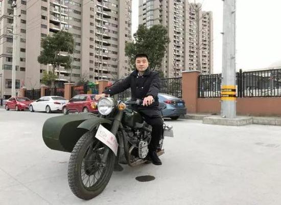 周进驾驶边三轮