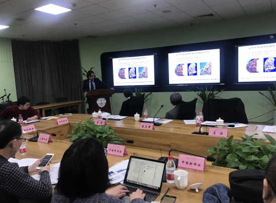 左为教授介绍研究成果
