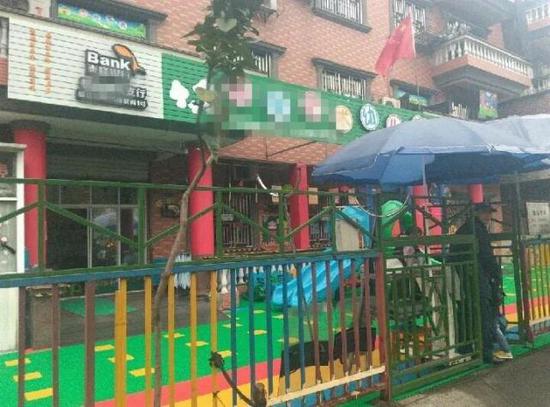 民警将小男孩送到幼儿园,并联系上孩子的幼儿园、确认了身份。