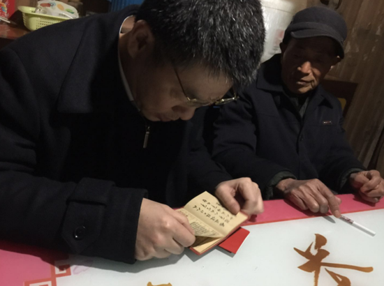 当兵出身的老杨拿出往昔的荣誉和证件,陈擎苍一一仔细拜读