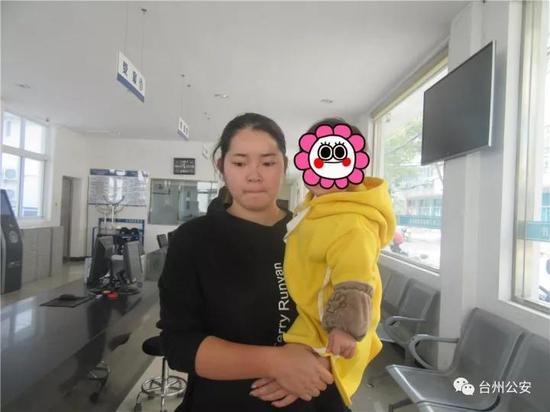 温岭1小女孩独自在车流中行走 民警帮其找回父