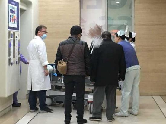 图:家属送伤者手术