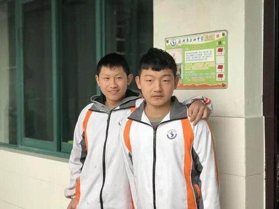 杭州两位初中生为摔倒行为遮雨为初中点赞女子文桥作考场图片