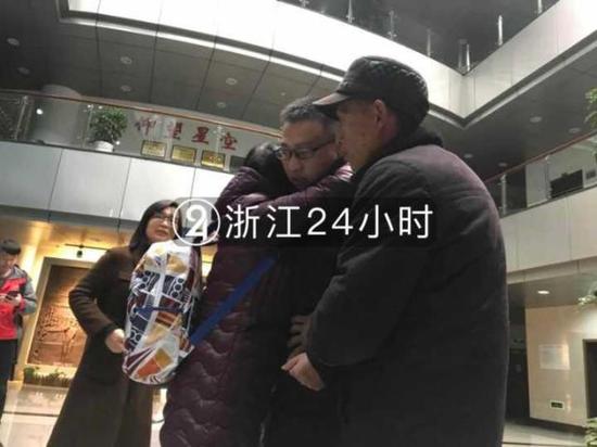 那件小毛衣和缝补过的小裤子