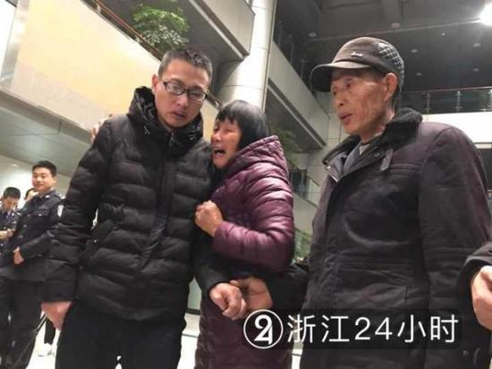 (亲人相见,唯有泪千行)