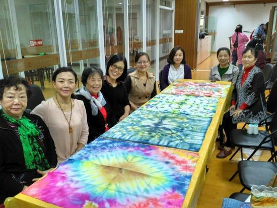 “老漂族”们聚在一起开展活动