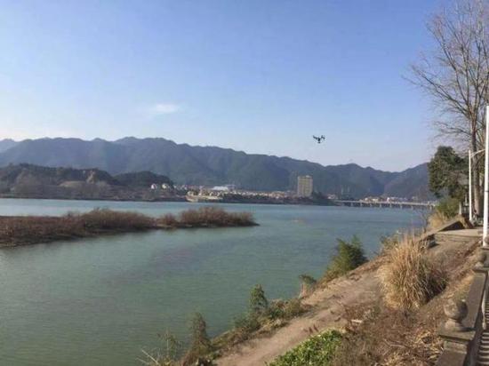 桐庐境内无人机正助力环保执法,巡查河道。