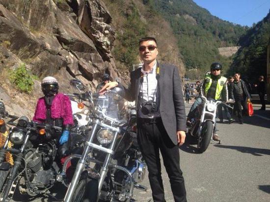 周进参加户外摩托车骑行