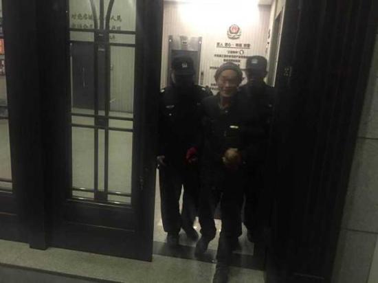 夜间春寒料峭,民警担心老人的身体状况吃不消,就先把他带到西兴派出所休息。