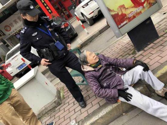 救护车到了,胡警官仍然不放心老人,便一起去了医院,陪同老人进行检查。